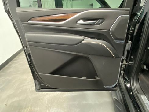 Used 2022 Cadillac Escalade ESV Luxury AWD/4WD image 35