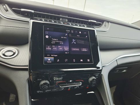 Used 2025 Jeep Grand Cherokee Laredo X RWD image 27
