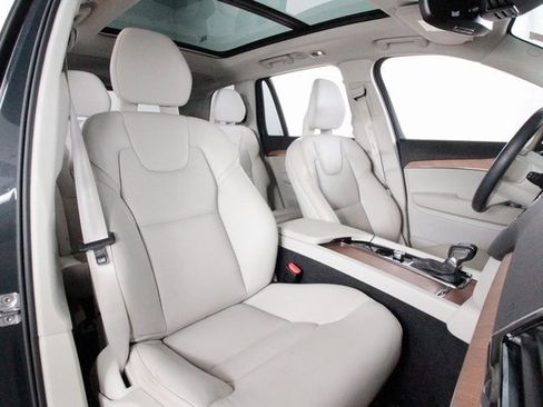 Certified 2022 Volvo XC90 T6 Momentum image 22