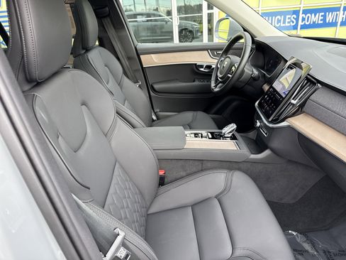 Used 2025 Volvo XC90 B6 Plus image 34