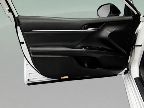 Used 2020 Toyota Camry XSE image 18