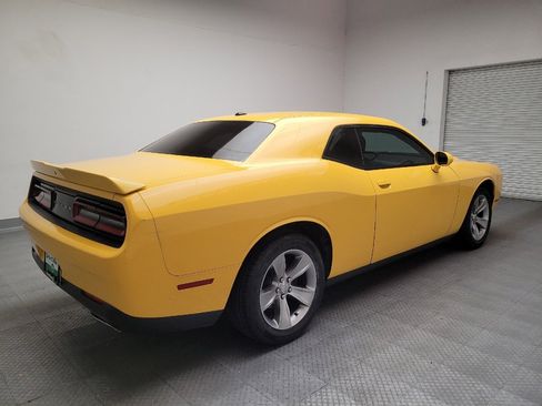 Used 2018 Dodge Challenger SXT image 9