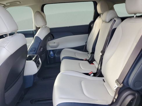 Certified 2025 Kia Carnival SX image 7