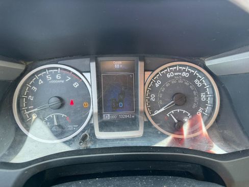 Used 2018 Toyota Tacoma SR5 AWD/4WD image 32