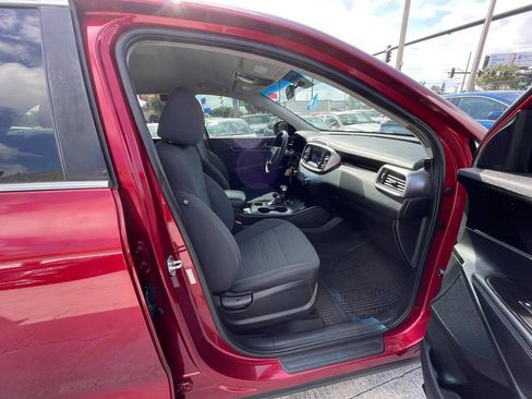 Used 2019 Kia Sorento FWD image 2