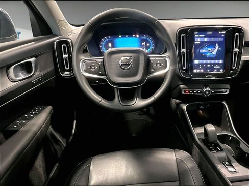 Used 2025 Volvo XC40 B5 Core image 18