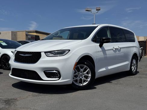Used 2024 Chrysler Pacifica Touring-L FWD image 2