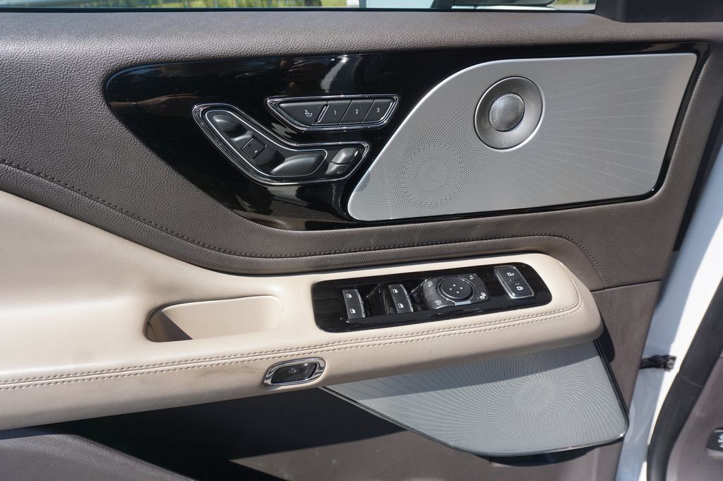 Used 2020 Lincoln Aviator Reserve w/ Equipment Group 202A AWD/4WD image 3