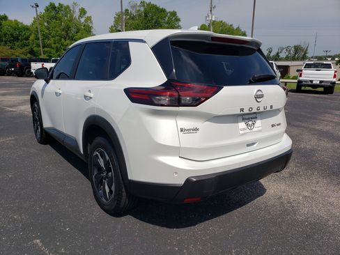 Used 2024 Nissan Rogue SV AWD/4WD image 4