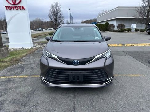 Used 2021 Toyota Sienna XLE image 8