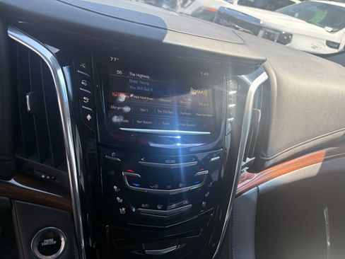 Used 2015 Cadillac Escalade Premium image 30