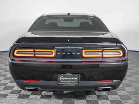 Used 2019 Dodge Challenger SXT image 7