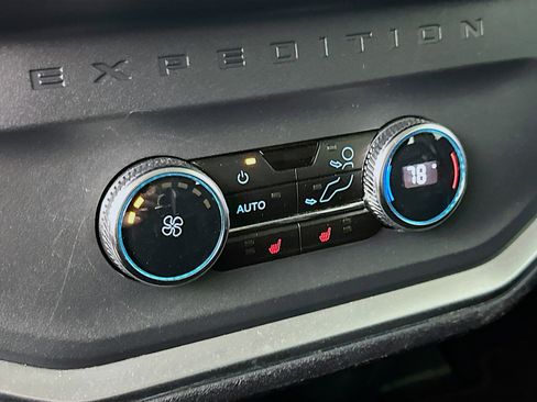 Used 2025 Ford Expedition Platinum image 28