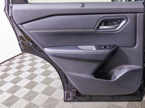 Used 2024 Nissan Rogue SV w/ SV Premium Package image 28