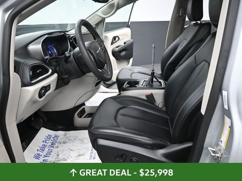 Used 2024 Chrysler Pacifica Limited FWD image 32