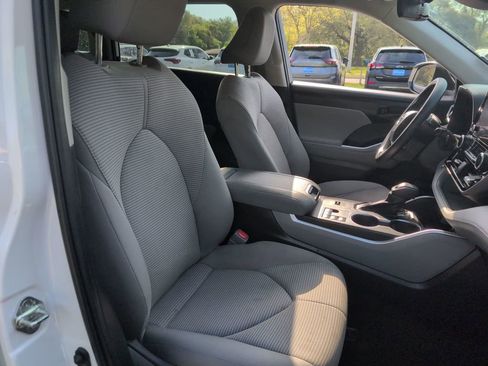 Used 2023 Toyota Highlander L FWD image 19