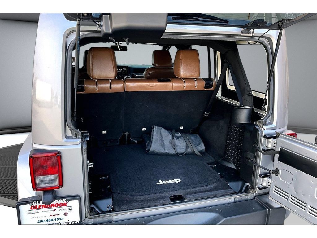 Used 2017 Jeep Wrangler Unlimited Rubicon w/ Connectivity Group AWD/4WD image 39
