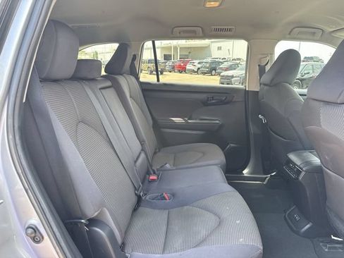 Used 2023 Toyota Highlander LE FWD image 31