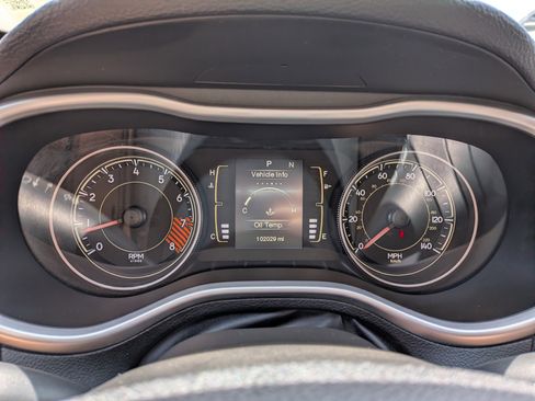 Used 2014 Jeep Cherokee Latitude w/ Comfort/Convenience Group FWD image 26