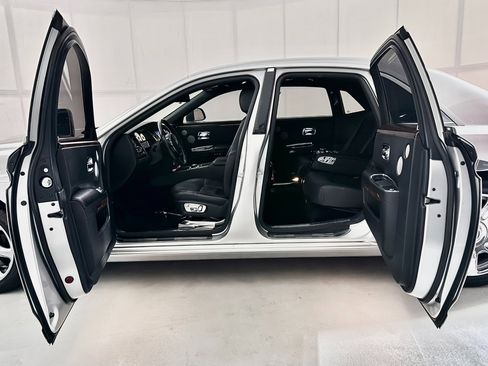 Used 2014 Rolls-Royce Ghost image 28