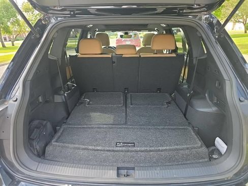 Used 2023 Volkswagen Tiguan SE w/ Panoramic Sunroof Package FWD image 7