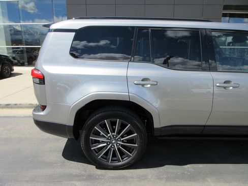Used 2026 Lexus GX 550 w/ Cold Area Package AWD/4WD image 10