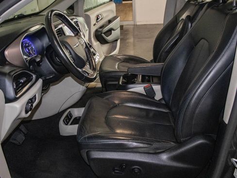 Used 2019 Chrysler Pacifica Touring-L image 7