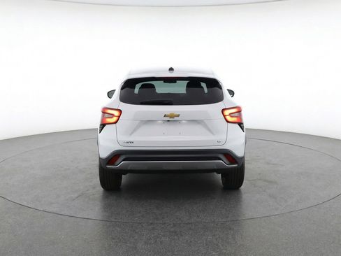 Used 2025 Chevrolet Trax LT w/ LT Convenience Package image 7