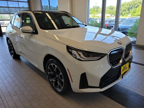 Used 2025 BMW X3 xDrive30i w/ Premium Package AWD/4WD image 3