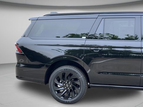 New 2026 Lincoln Navigator L Reserve w/ Jet Appearance Package AWD/4WD image 34