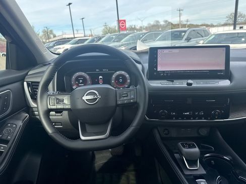 Certified 2025 Nissan Rogue Platinum image 23