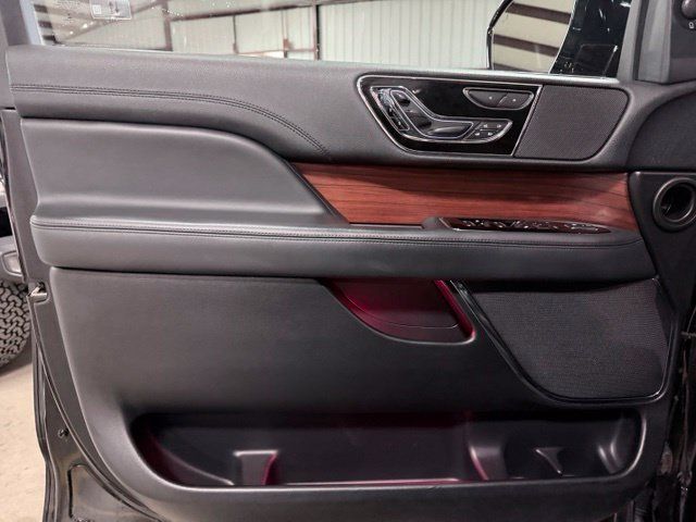 Used 2022 Lincoln Navigator Reserve AWD/4WD image 32