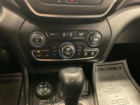 Used 2019 Jeep Cherokee Trailhawk w/ Cold Weather Group AWD/4WD image 18