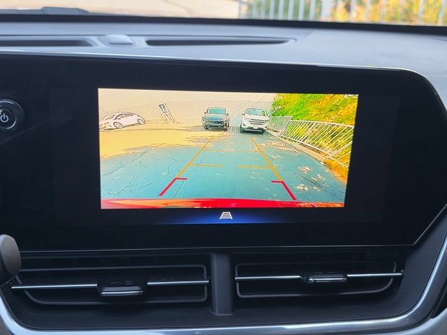 Used 2025 Chevrolet Trax LT FWD image 23