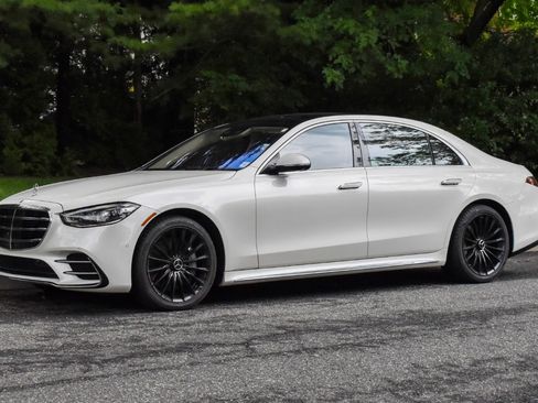 Used 2022 Mercedes-Benz S 500 4MATIC w/ AMG Line Package image 2
