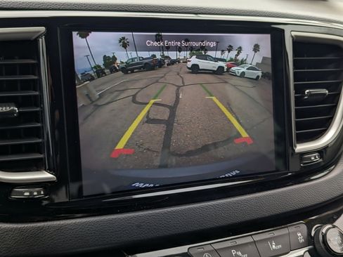 Used 2022 Chrysler Pacifica Touring-L image 11