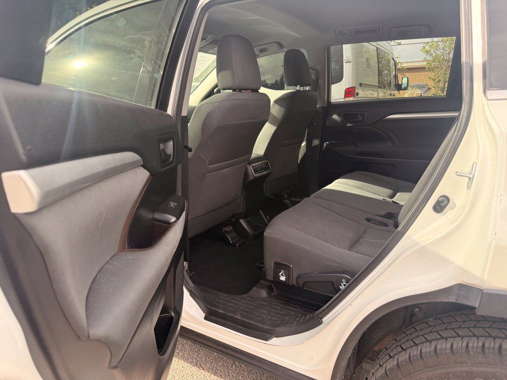 Used 2017 Toyota Highlander LE w/ Carpet Mat Package AWD/4WD image 14