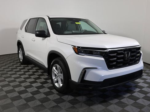 Used 2023 Honda Pilot LX image 3