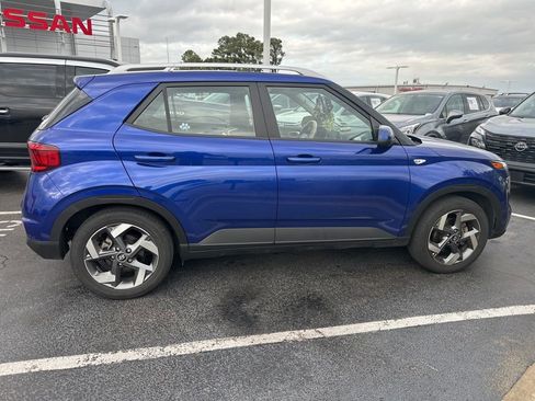 Used 2022 Hyundai Venue SEL FWD image 4