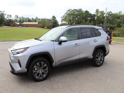 Used 2022 Toyota RAV4 XLE Premium image 2