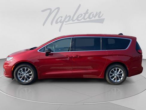 Used 2026 Chrysler Pacifica Limited FWD image 2