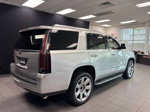 Used 2016 Cadillac Escalade Luxury RWD image 3