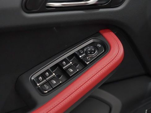 Used 2025 Porsche Macan image 23