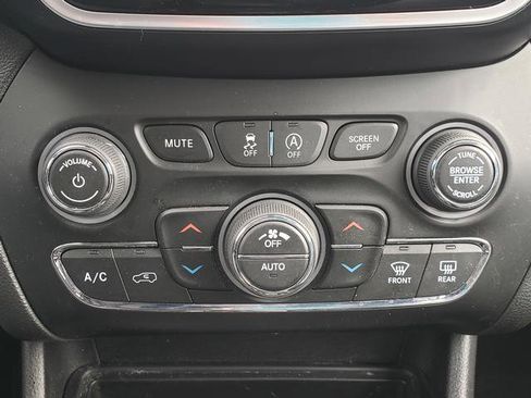 Used 2019 Jeep Cherokee Limited image 19