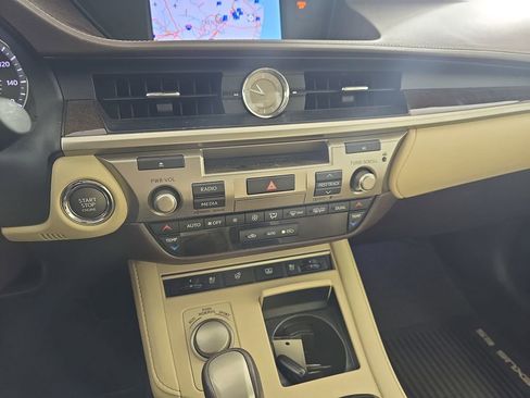 Used 2016 Lexus ES 350 w/ Luxury Package w/Wood Trim FWD image 26