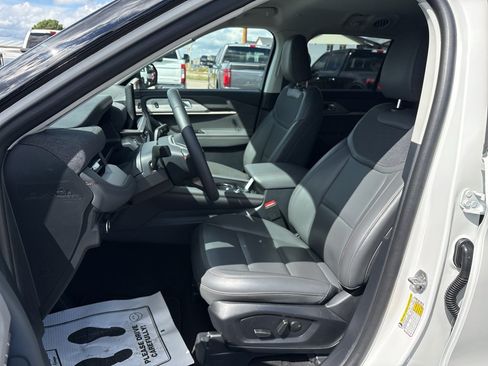 Used 2025 Ford Explorer Active w/ Active Comfort Package AWD/4WD image 19