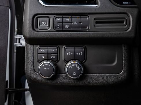 Used 2023 Chevrolet Suburban RST w/ Sport Performance Package image 22