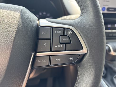 Used 2025 Toyota Sienna XLE FWD image 18