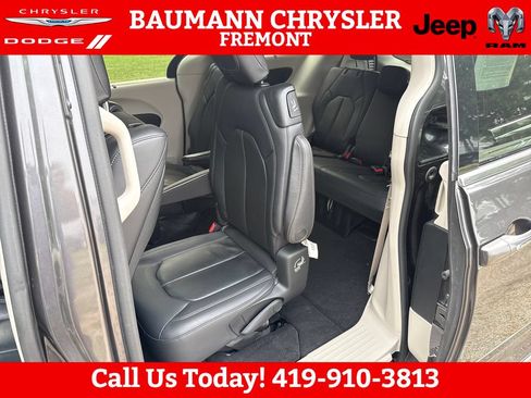 Used 2018 Chrysler Pacifica Touring-L Plus w/ Tire & Wheel Group FWD image 25