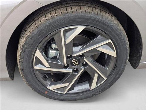New 2025 Hyundai Elantra SEL image 9
